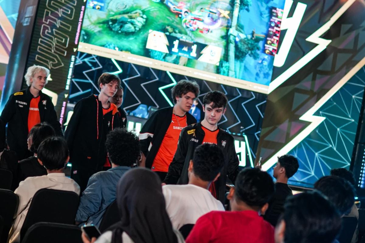 Virtus Pro turun dari stage usai ditahan imbang di game kedua. (Dok. Moonton)