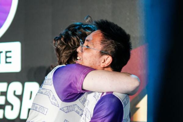 Coach Tezet memeluk pemainnya usai memenangkan decider match atas Virtus.pro. Dok. Moonton