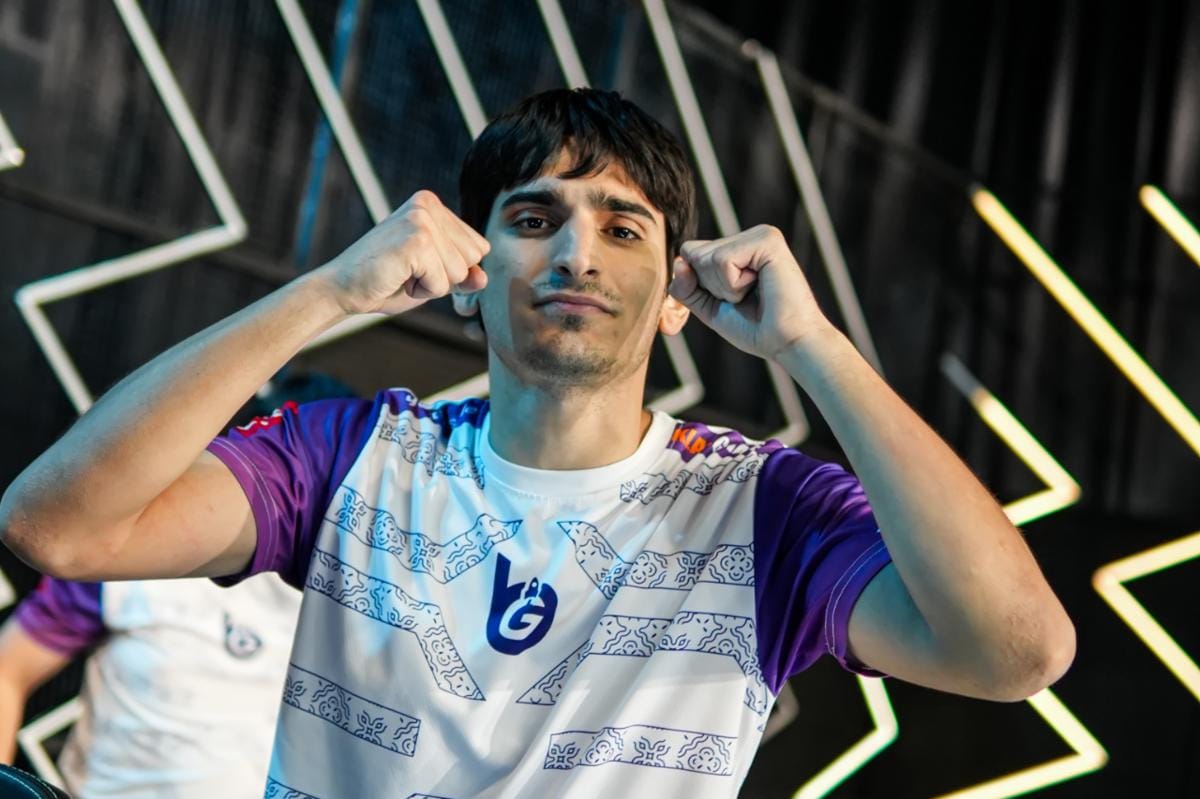 Kazue memberikan gestur taunting kepada pemain Virtus.pro. Dok. Moonton