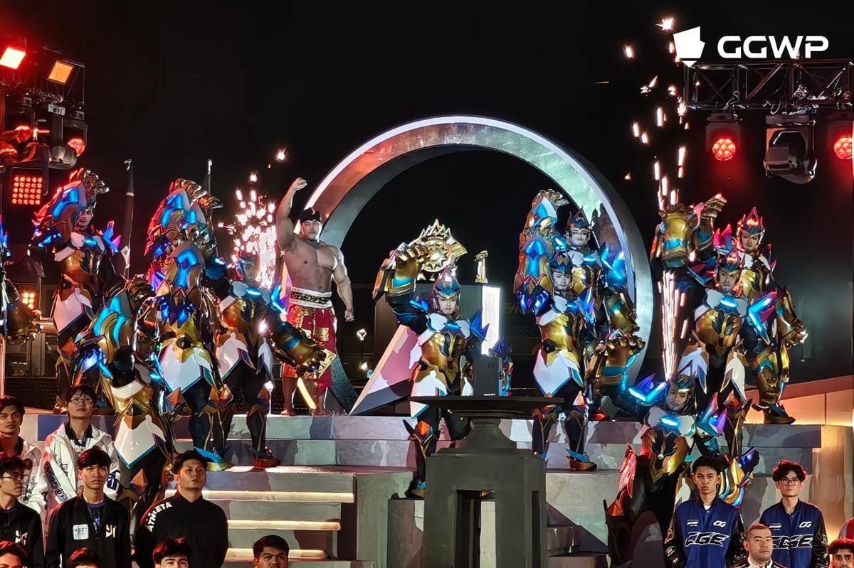 Momen peletakkan trofi M Series oleh binaragawan Igedz. (Dok. GGWP/Mecca Medina)