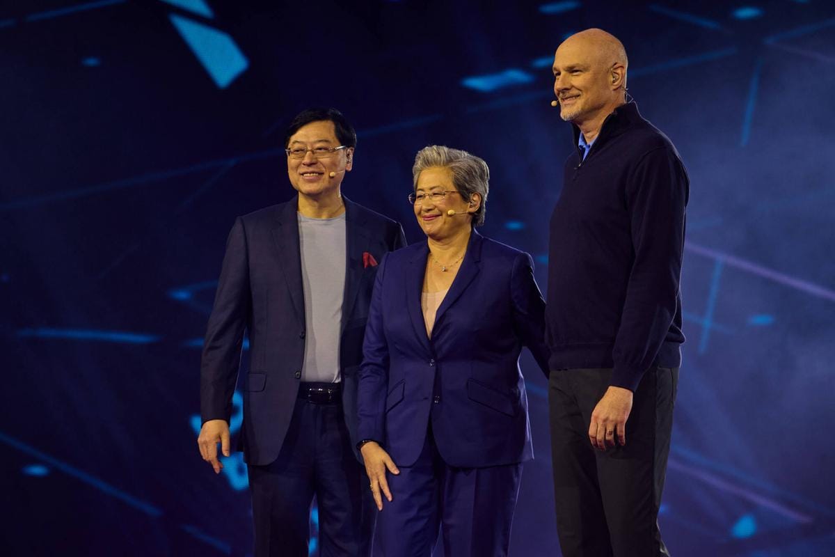 CEO Lenovo Yang Yuanqing bersama CEO AMD Lisa Su dan FIFA President Gianni Infantino di Lenovo Tech World @ CES 2026 di Sphere, Las Vegas.jpg