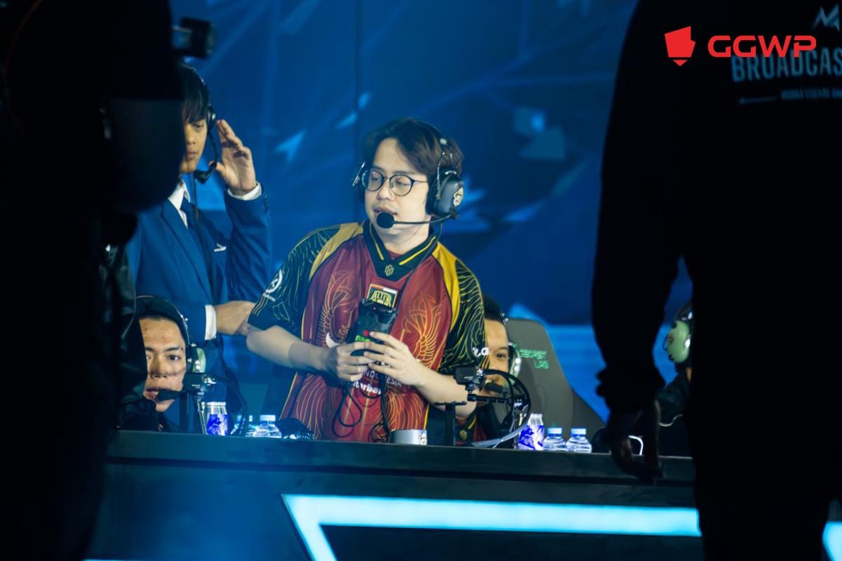 Coach Xepher mengumpulkan draft hero kurang biasa di game pertama. (Dok. GGWP/Mecca Medina)