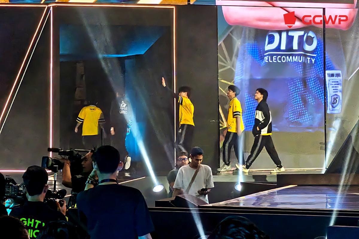 Pemain ONIC Esports memberikan salam perpisahan usai kalah dari Team Liquid PH. (Dok. GGWP/Mecca Medina)