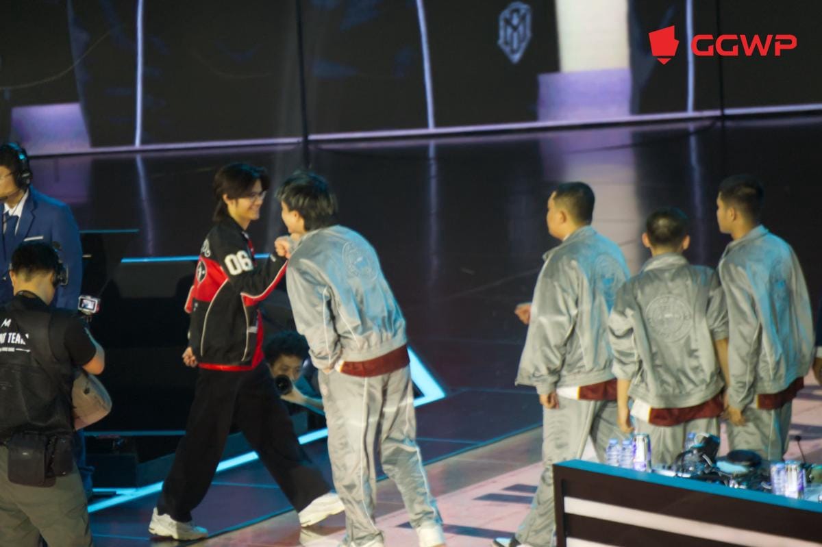 Nino bersalaman dengan Sekys di akhir match AE vs SRG. (Dok. GGWP/Mecca Medina)