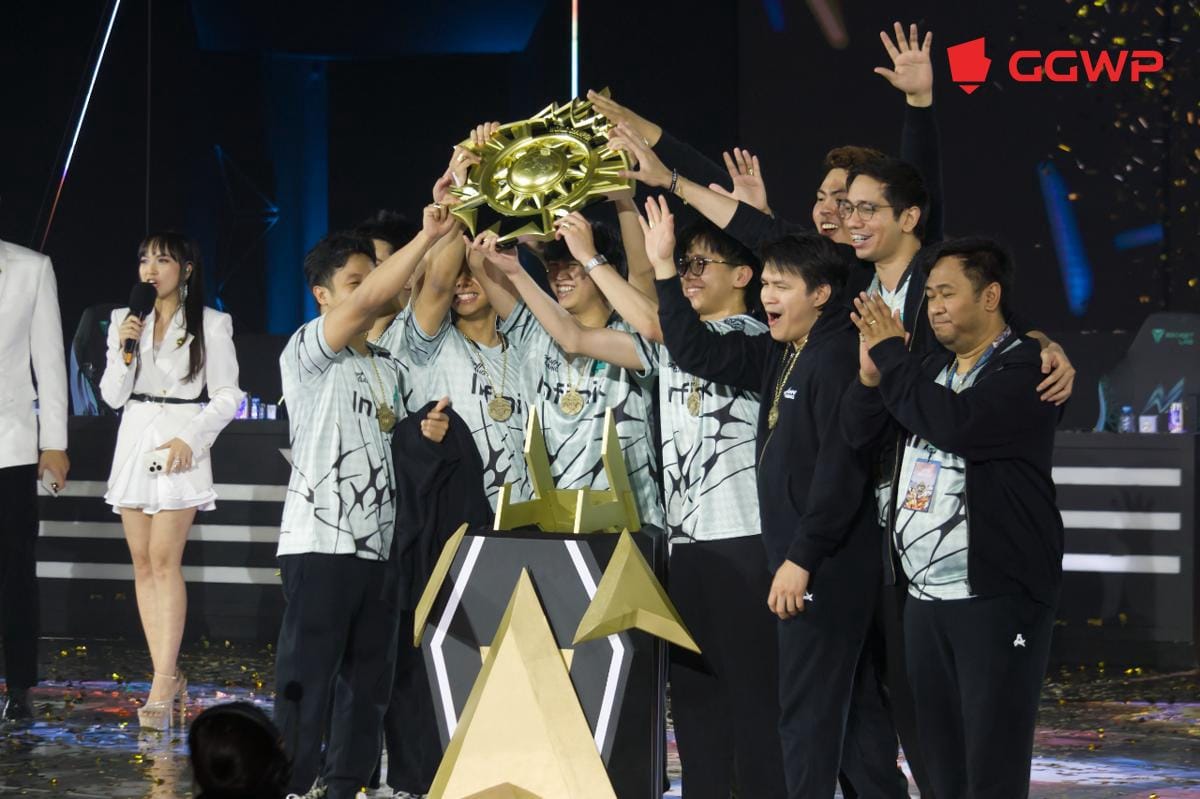 Aurora PH mengangkat trofi M7. (Dok. GGWP/Mecca Medina)