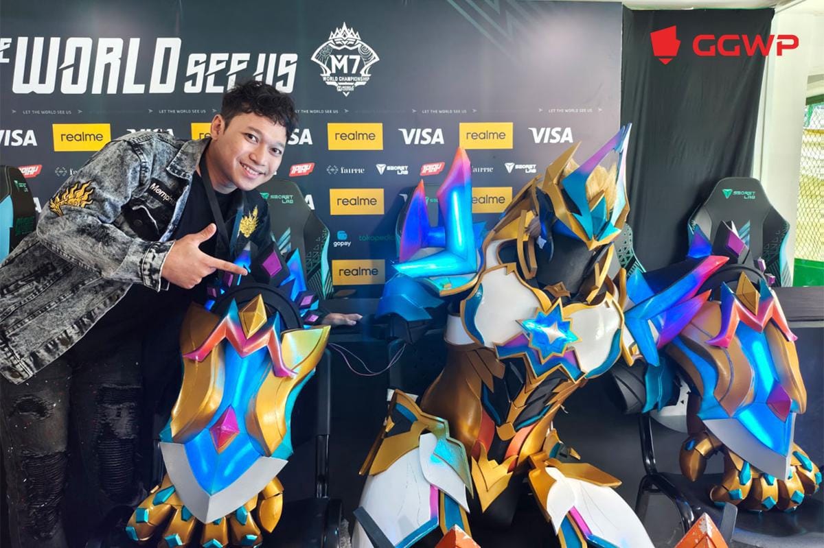 Rian CYD bersama kostum Gatotkaca M7 buatannya. (Dok. GGWP/Mecca Medina)