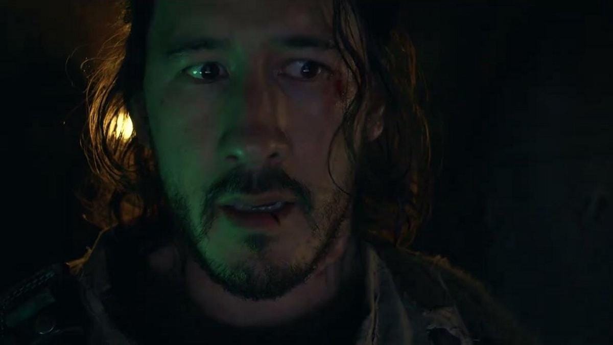 Simon adalah tahanan yang dipaksa memiloti kapal selam di lautan darah. (AMC)