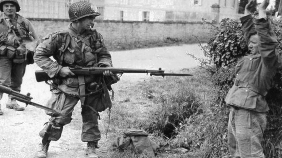 Tentara Amerika Serikat menggunakan M1 Garand untuk mengancam musuh saat Perang Dunia II. (The Armory Life)