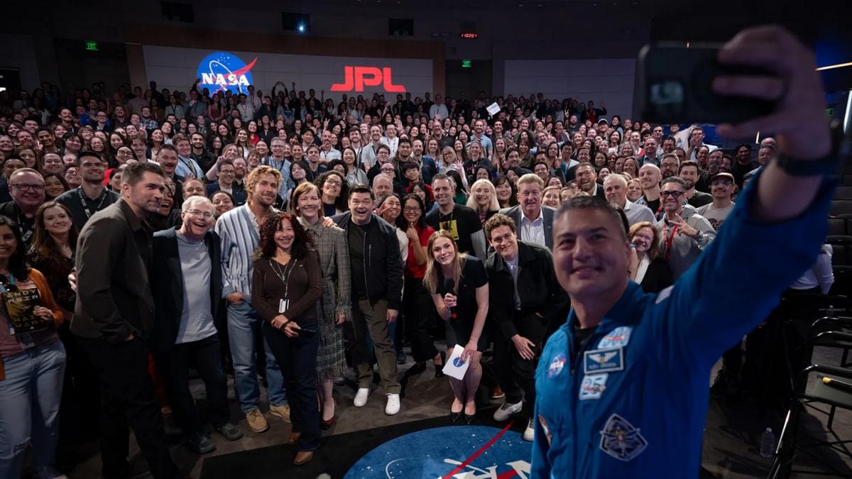 Kru dan pemeran Project Hail Mary bersama tim NASA. (NASA)