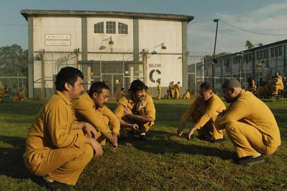 Setting penjara menggambarkan kondisi masyarakat Indonesia. (dok. Come and See Pictures/Ghost in the Cell)