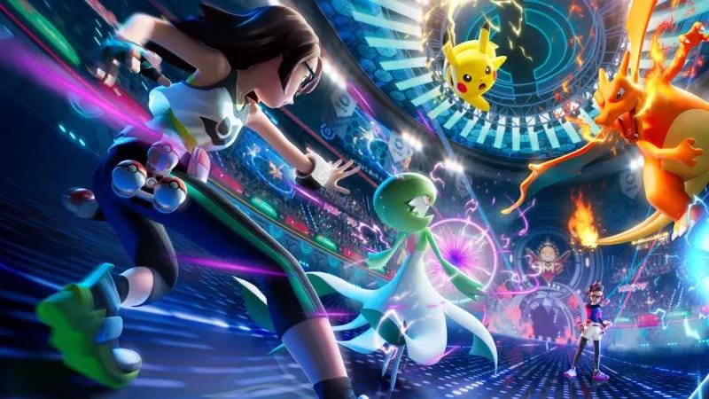 Pertarungan seru antara beberapa Pokémon seperti Pikachu, Charizard, dan Gardevoir di arena digital futuristik bersama para pelatihnya.