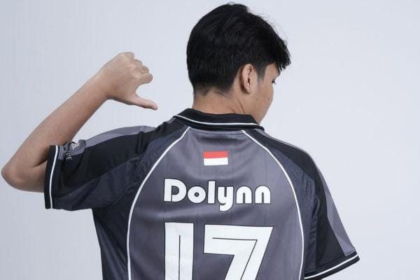 Seorang pria mengenakan jersey hitam bertuliskan nama Dolynn dan angka 17 di punggung dengan bendera Indonesia di atasnya.