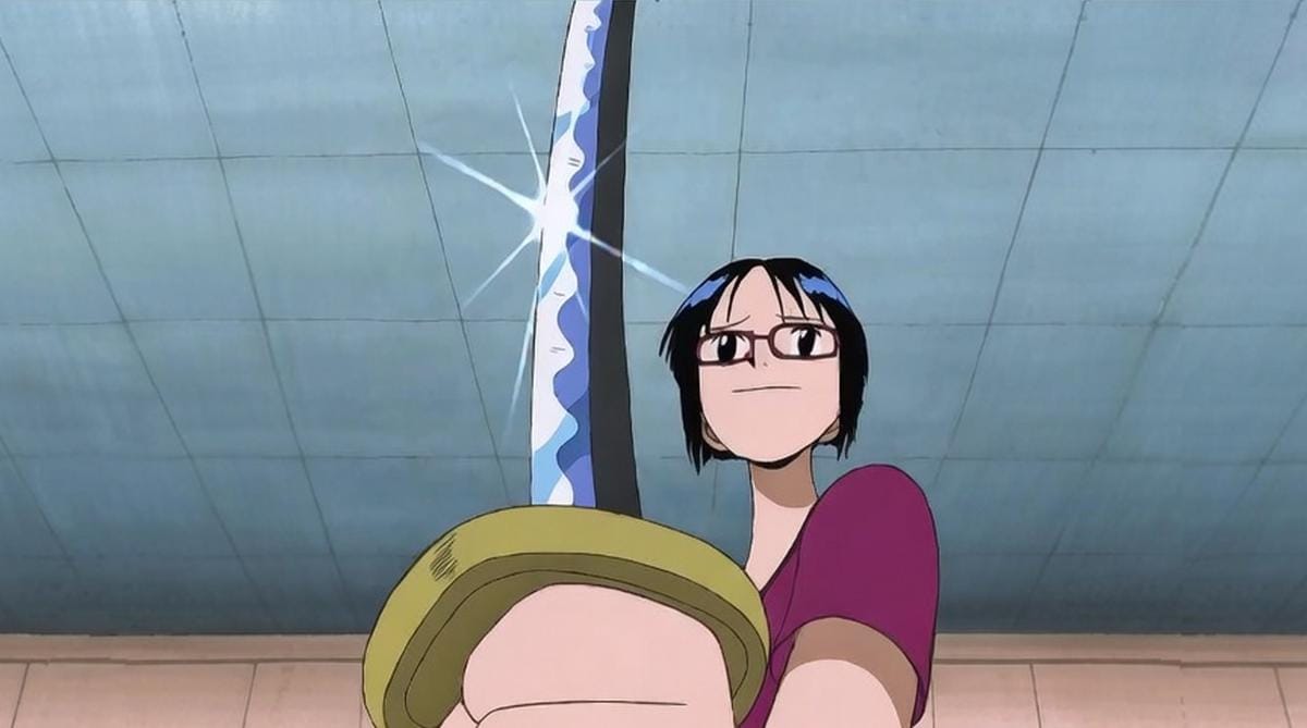 Karakter anime berambut hitam pendek dan berkacamata memegang pedang dengan bilah berkilau di bawah cahaya ruangan.