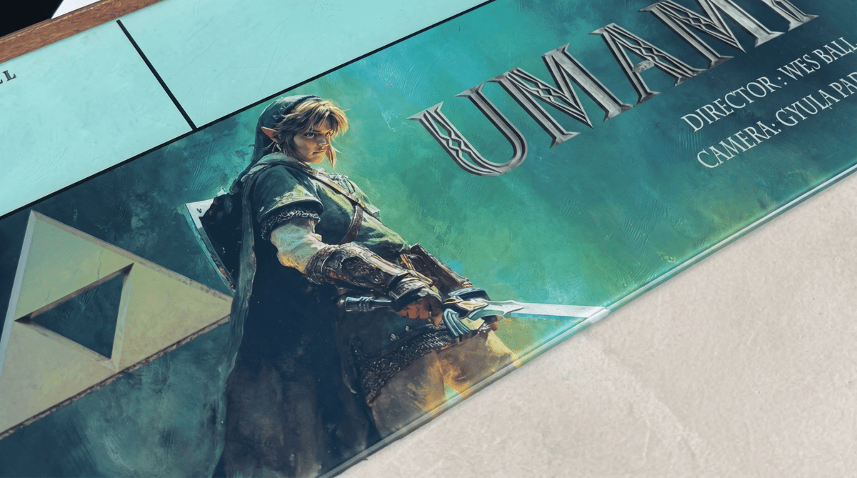 Poster bergaya fantasi menampilkan karakter berambut pirang mengenakan jubah hijau dan memegang pedang di samping simbol segitiga emas.