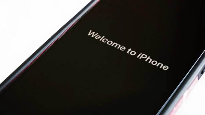Layar iPhone menampilkan tulisan 'Welcome to iPhone' setelah proses pengaturan ulang pabrik selesai dilakukan.