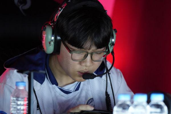 Hasil MPL ID S17 W6 EVOS vs AE: Reverse Sweep dari Macan Putih