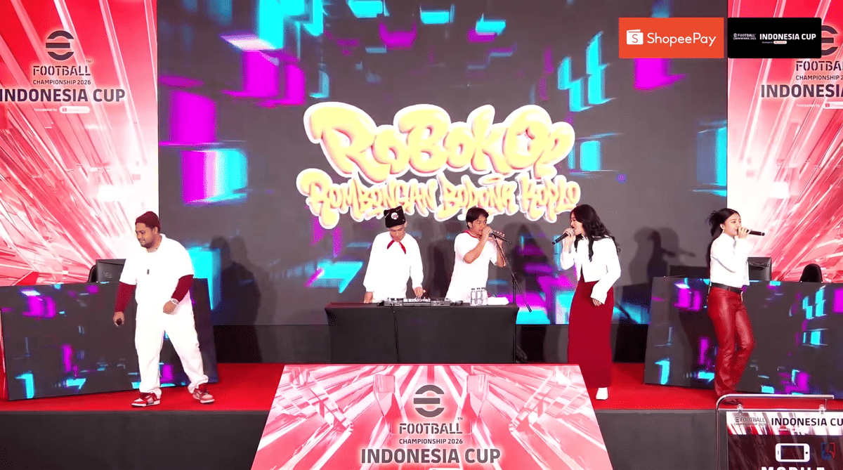 Grup musik Robokop tampil di panggung eFootball Indonesia Cup 2026 dengan latar visual warna-warni dan logo turnamen di belakang mereka.