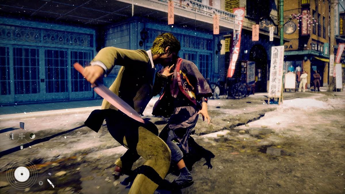 Makoto menusukkan pisau ke lawannya, dikendalikan dengan tombol bumper dan trigger kanan. (Steam)