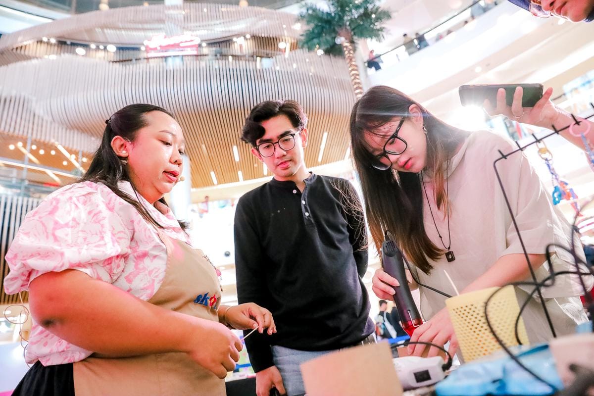 Pengunjung mengikuti workshop “Craft Your Own Charm with Shrinking Paper” bersama Skola Living (Dok. IDN)