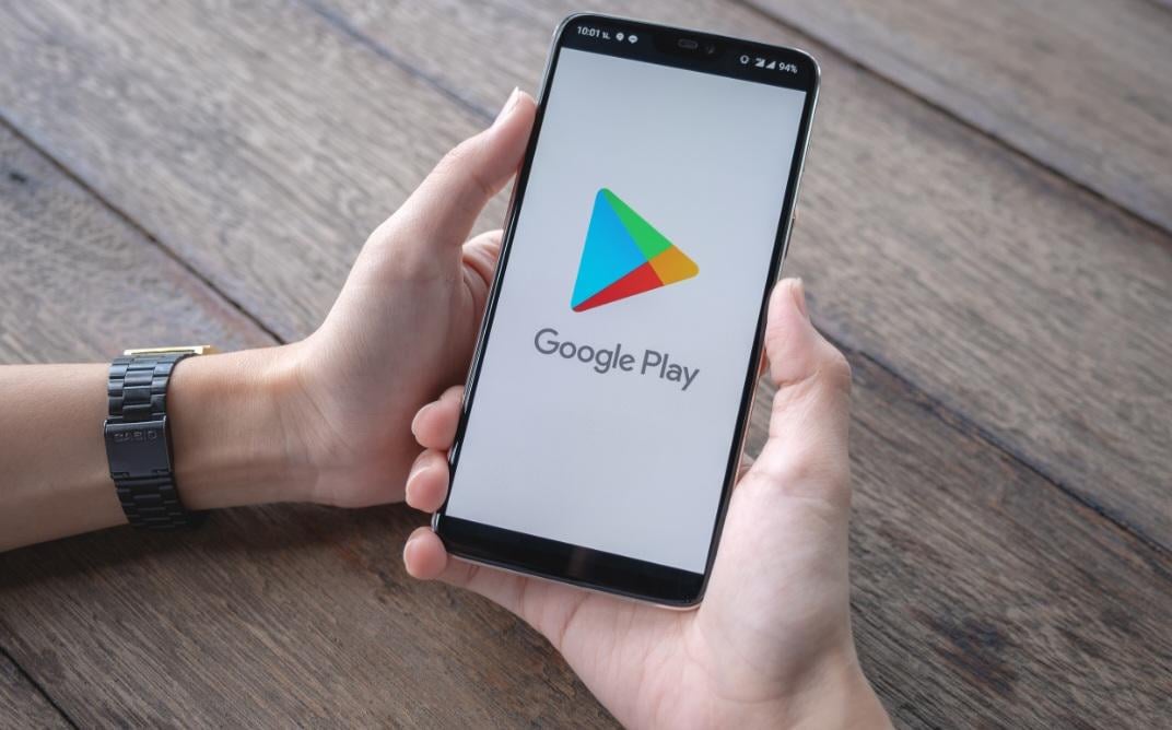 membuka Google Play Store (vecteezy.com/Jirapong Manustrong)