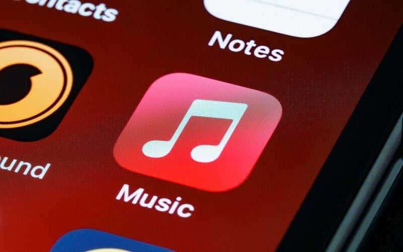 ilustrasi logo aplikasi Apple Music di smartphone