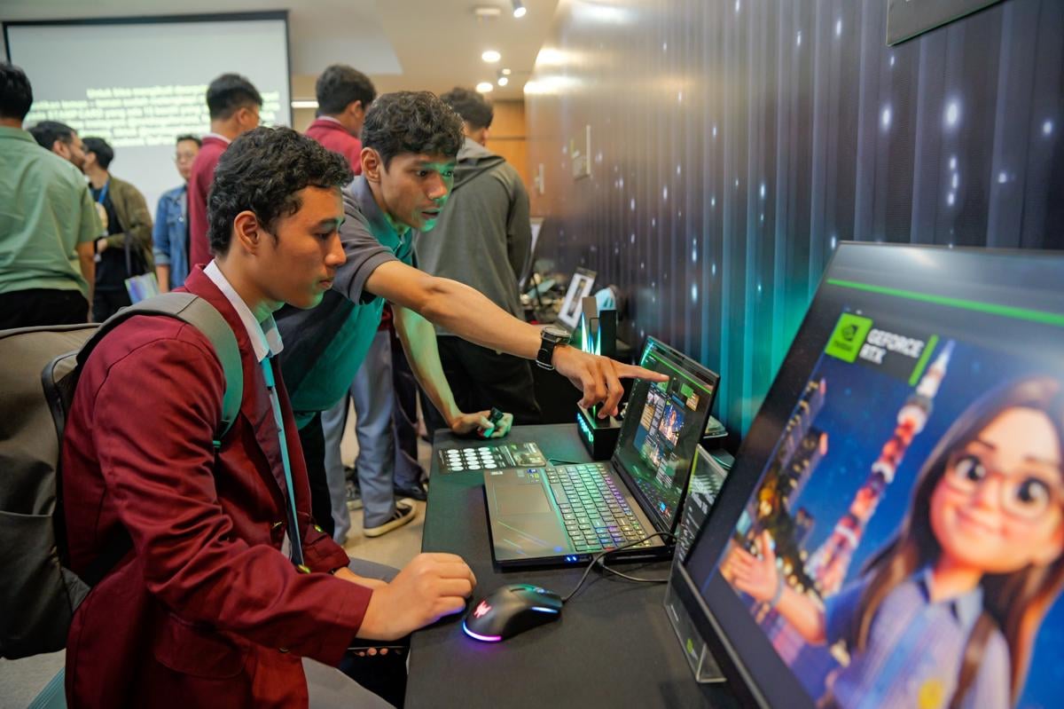 Pengunjung mencoba langsung Produk Laptop Gaming Predator_.jpg